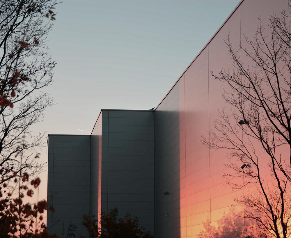 Unternehmensgebäude im Sonnenuntergang