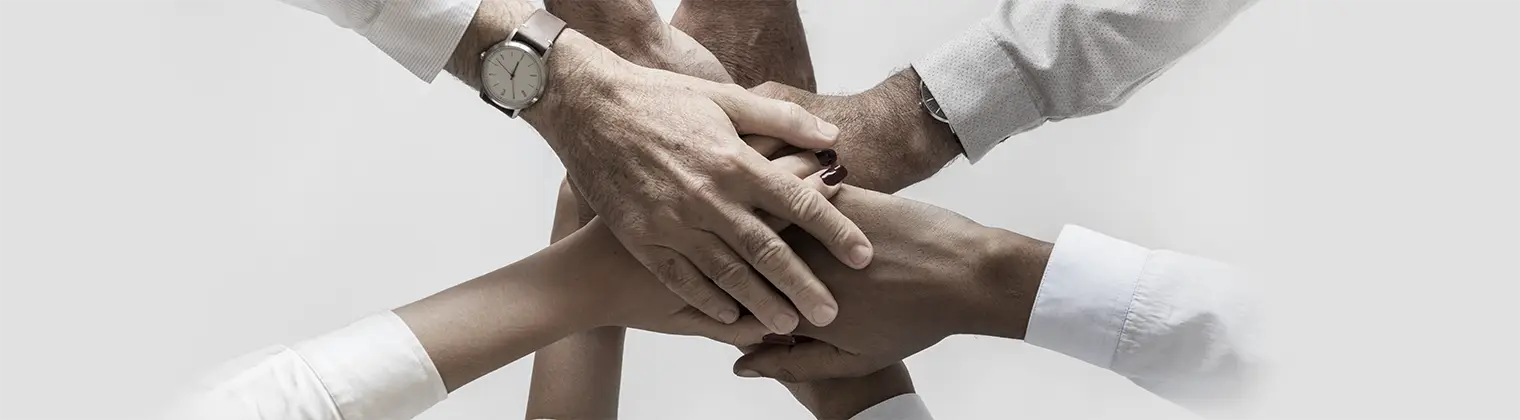 Hände greifen ineinander